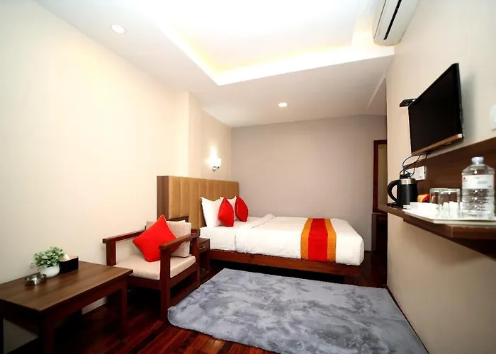 Redstone Regency Hotel *